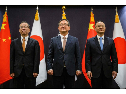 Pietų Korėja rengia retas derybas su Japonijos ir Kinijos diplomatais